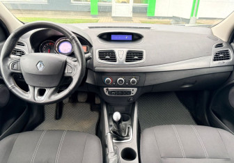 Подержанный автомобиль Renault Fluence 2013 года (12 фото)