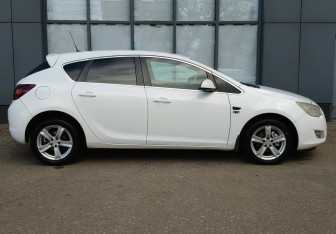 Подержанный автомобиль Opel Astra Hatchback 2011 года (4 фото)