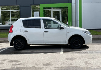 Подержанный автомобиль Renault Sandero 2010 года (4 фото)