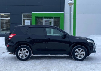 Подержанный автомобиль Toyota RAV4 2010 года (4 фото)