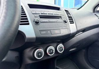 Подержанный автомобиль Mitsubishi Outlander 2007 года (13 фото)