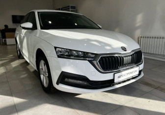 Подержанный автомобиль Skoda Octavia Liftback 2021 года (3 фото)