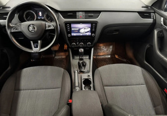 Подержанный автомобиль Skoda Octavia Liftback 2018 года (11 фото)