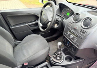 Подержанный автомобиль Ford Fiesta Hatchback 2007 года (10 фото)