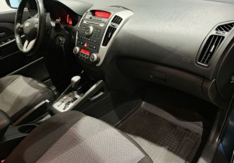 Подержанный автомобиль Kia Ceed Hatchback 2011 года (14 фото)