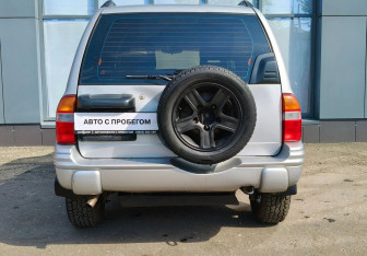 Подержанный автомобиль Chevrolet Tracker 2003 года (13 фото)