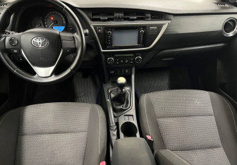 Подержанный автомобиль Toyota Auris Hatchback 2013 года (11 фото)