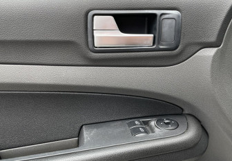 Подержанный автомобиль Ford Focus Sedan 2005 года (15 фото)