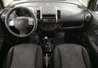Подержанный автомобиль Nissan Note 2007 года (10 фото)