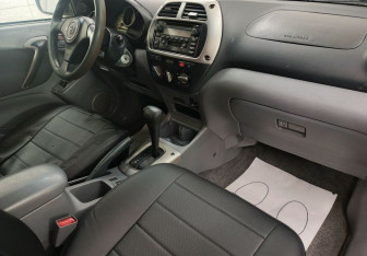 Подержанный автомобиль Toyota RAV4 2002 года (11 фото)
