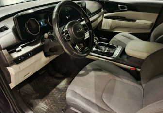 Подержанный автомобиль Kia Carnival 2021 года (12 фото)