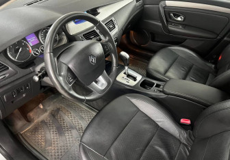 Подержанный автомобиль Renault Laguna Liftback 2008 года (9 фото)