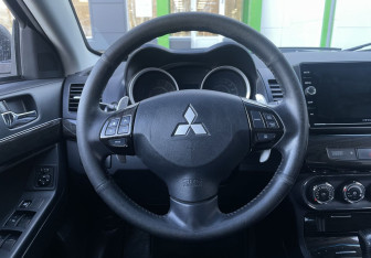 Подержанный автомобиль Mitsubishi Lancer Sedan 2011 года (12 фото)