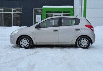 Подержанный автомобиль Hyundai i20 2010 года (7 фото)