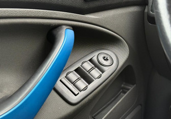 Подержанный автомобиль Ford Kuga 2009 года (14 фото)