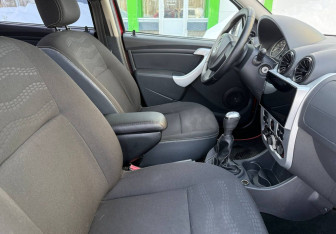 Подержанный автомобиль Renault Sandero 2011 года (10 фото)