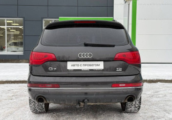 Подержанный автомобиль Audi Q7 2015 года (6 фото)