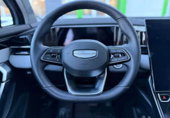 Подержанный автомобиль Geely Atlas 2023 года (12 фото)