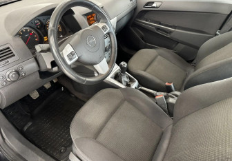 Подержанный автомобиль Opel Astra Hatchback 2010 года (9 фото)