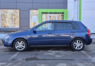 Подержанный автомобиль Kia Cerato Hatchback 2005 года (8 фото)