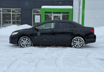 Подержанный автомобиль Toyota Corolla Sedan 2011 года (8 фото)