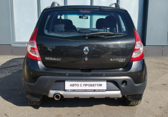 Подержанный автомобиль Renault Sandero 2012 года (7 фото)