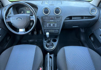 Подержанный автомобиль Ford Fusion 2006 года (9 фото)