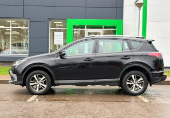 Подержанный автомобиль Toyota RAV4 2016 года (8 фото)
