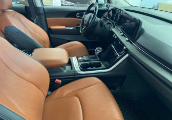 Подержанный автомобиль Kia Carnival 2023 года (10 фото)