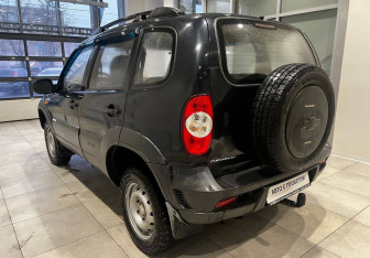 Подержанный автомобиль Chevrolet Niva 2011 года (6 фото)