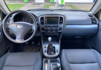 Подержанный автомобиль Suzuki Grand Vitara 2003 года (9 фото)