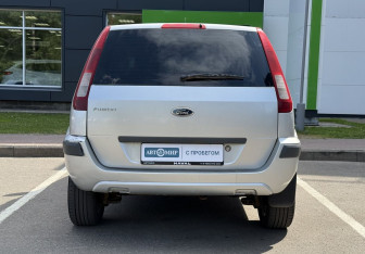 Подержанный автомобиль Ford Fusion 2006 года (6 фото)