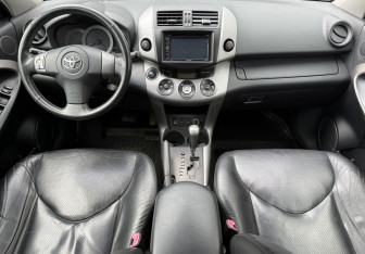 Подержанный автомобиль Toyota RAV4 2006 года (9 фото)
