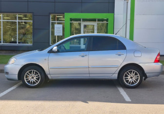 Подержанный автомобиль Toyota Corolla Sedan 2005 года (8 фото)