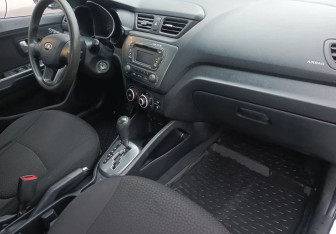 Подержанный автомобиль Kia Rio Sedan 2013 года (11 фото)