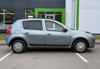 Подержанный автомобиль Renault Sandero 2010 года (4 фото)
