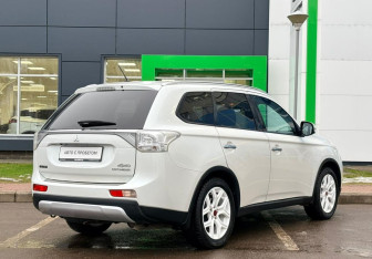 Подержанный автомобиль Mitsubishi Outlander 2014 года (5 фото)