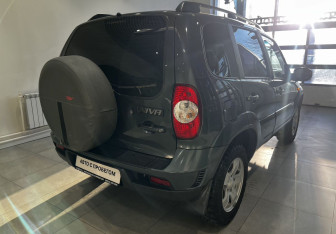 Подержанный автомобиль Chevrolet Niva 2011 года (6 фото)