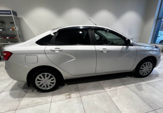 Подержанный автомобиль LADA (ВАЗ) Vesta Sedan 2022 года (4 фото)
