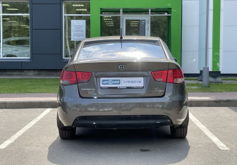 Подержанный автомобиль Kia Cerato Sedan 2010 года (6 фото)