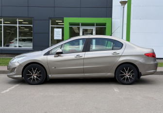 Подержанный автомобиль Peugeot 408 2014 года (8 фото)