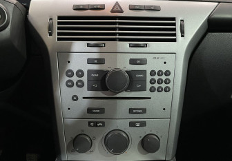 Подержанный автомобиль Opel Astra Sedan 2011 года (14 фото)