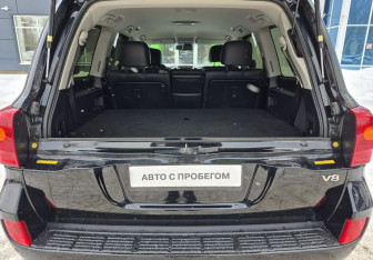 Подержанный автомобиль Toyota Land Cruiser Suv 2012 года (24 фото)