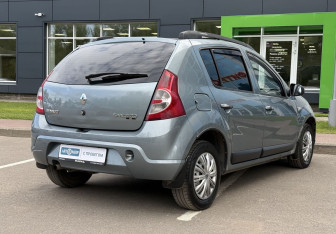 Подержанный автомобиль Renault Sandero 2010 года (5 фото)