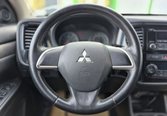 Подержанный автомобиль Mitsubishi Outlander 2014 года (12 фото)