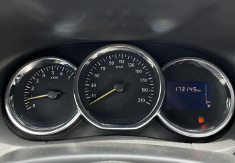 Подержанный автомобиль Renault Duster 2015 года (12 фото)