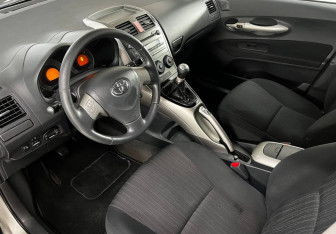 Подержанный автомобиль Toyota Auris Hatchback 2008 года (12 фото)