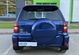 Подержанный автомобиль Toyota RAV4 2003 года (6 фото)
