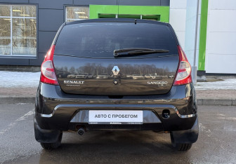 Подержанный автомобиль Renault Sandero 2011 года (6 фото)