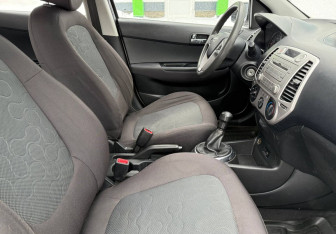 Подержанный автомобиль Hyundai i20 2010 года (9 фото)